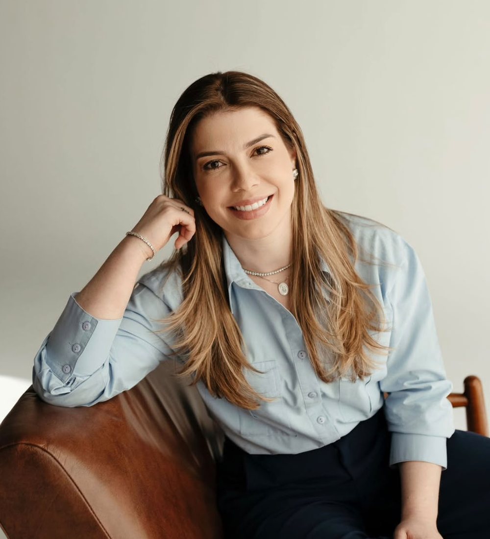 Dra. Juliana Lemos, pediatra e neonatologista, sorrindo em retrato